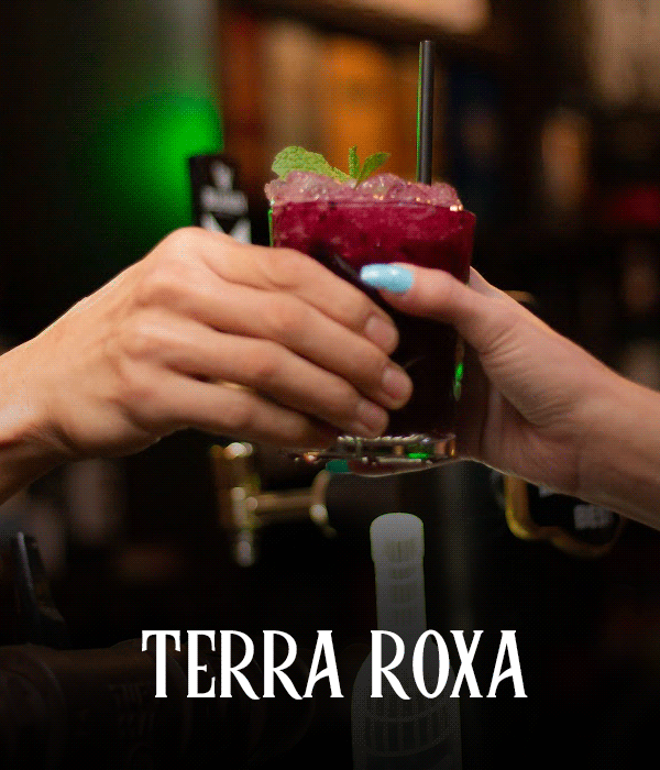 Cachaça seleta, geléia de blueberry artesanal e suco limão e muito gelo para tornar esse drink refrescante e delicioso.