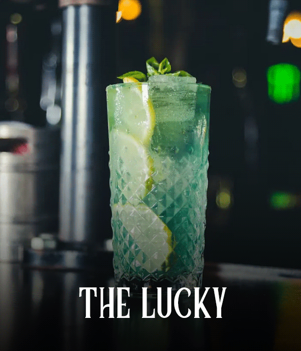 Quando criamos esse drink estávamos na estação do verão, e com todas as nuances de estação criamos o the lucky, um drink fácil de beber e com nuances tropicais, gin beefeater, red bull, coco com açaí, suco de limão siciliano, fatias de limão e manjericão