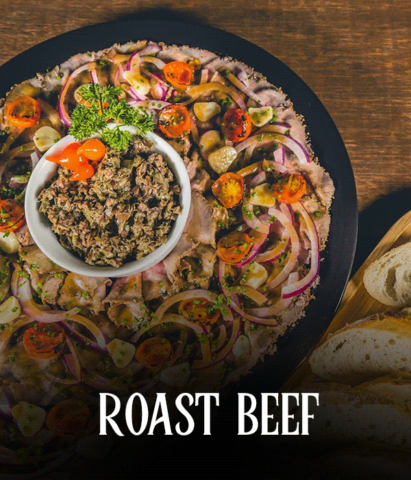 Nosso Roast Beef Artesanal! Feito aqui no pub com lagarto Black Angus, cebola roxa fatiada, tomatinho amarelo e coquetel confitado, alho confitado laminado, broto de beterraba e cebolinha. Acompanha tapenade de azeitona preta e torradas.